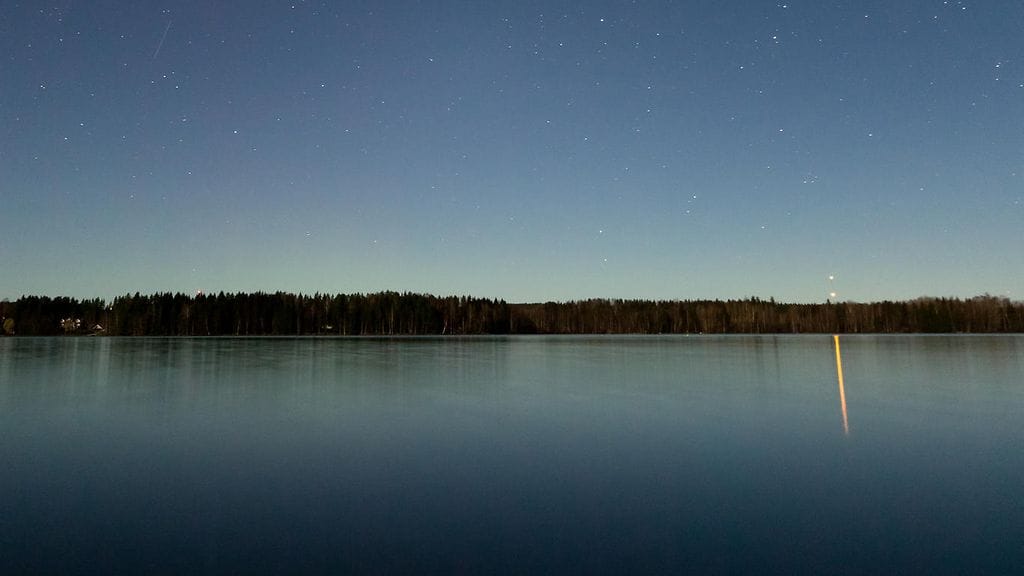 Kuvituskuva. Viranomaisilla oli laaja etsintäoperaatio eilen illalla Puumalassa, kun vesijetillä pimeällä järvellä ajellut mies ei saapunut sovittuun paikkaan ajoissa.
