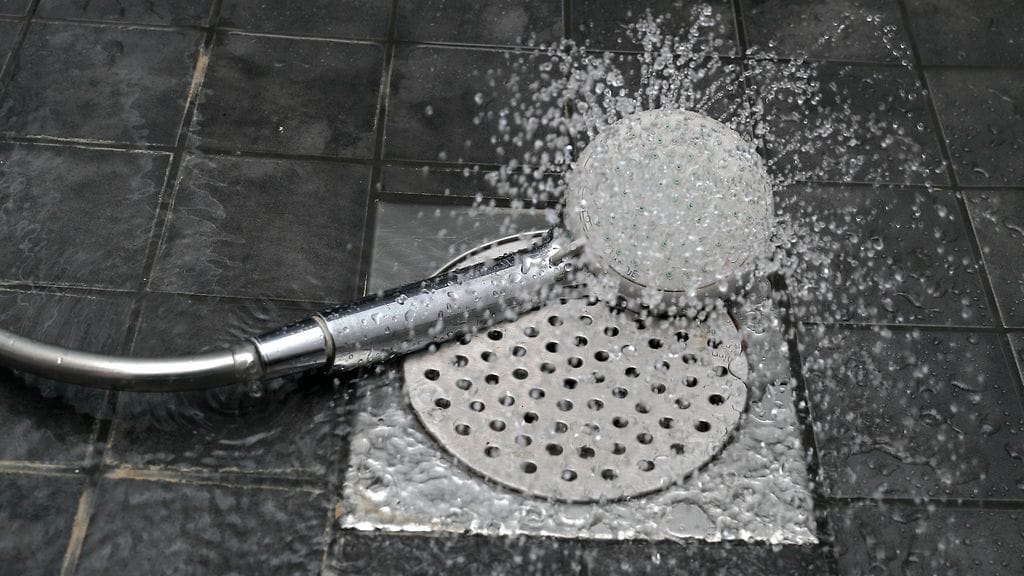 Mies oli tehnyt reiät kylpyhuoneen lattiakaivoon, josta pesuvedet valuivat alakerran asuntoon.