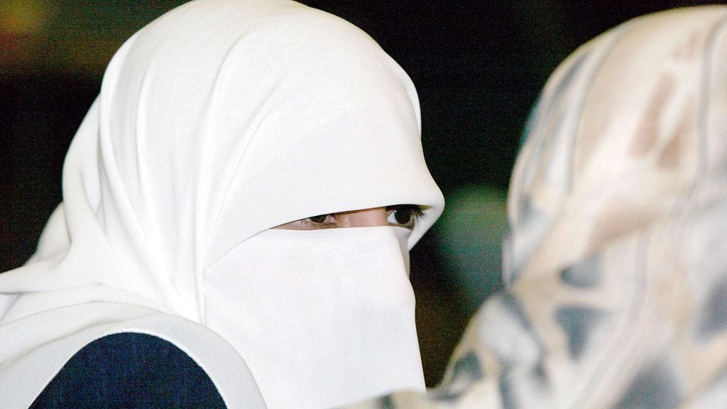 Irakilaisia tyttöjä ja nuoria naisia kaupitellaan pika-avioliittoihin. Kuvituskuva.