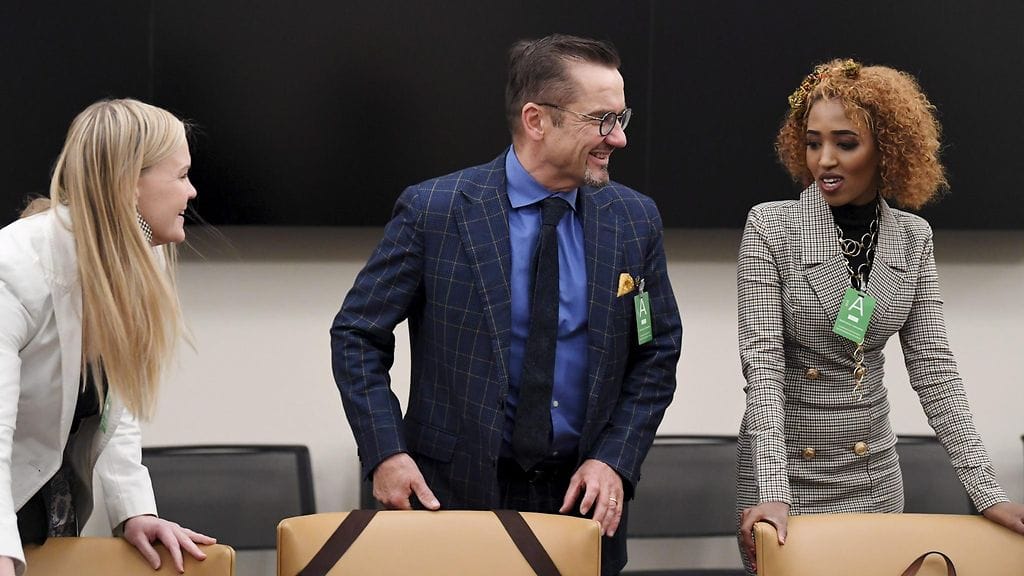 Tyttöjen sukuelinten silpomisen kieltämistä koskeva kansalaisaloitteen tekijä Jukka-Pekka Kurttila (kesk.), Fenix Helsinki ry:stä toiminnanjohtaja Ujuni Ahmed (oik.) ja Suomen World Vision ry:stä ohjelmajohtaja Annette Gothoni (vas.) lakivaliokunnan julkisessa kuulemisessa Helsingissä 3. lokakuuta 2019.