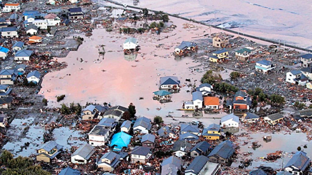 Järistys ja sitä seurannut tsunami on runnellut Japanin rannikkoa pahoin. Kuva Fukushimasta.