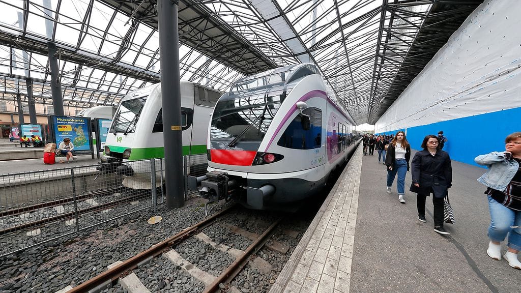 Lähijunia Helsingin rautatieasemalla.