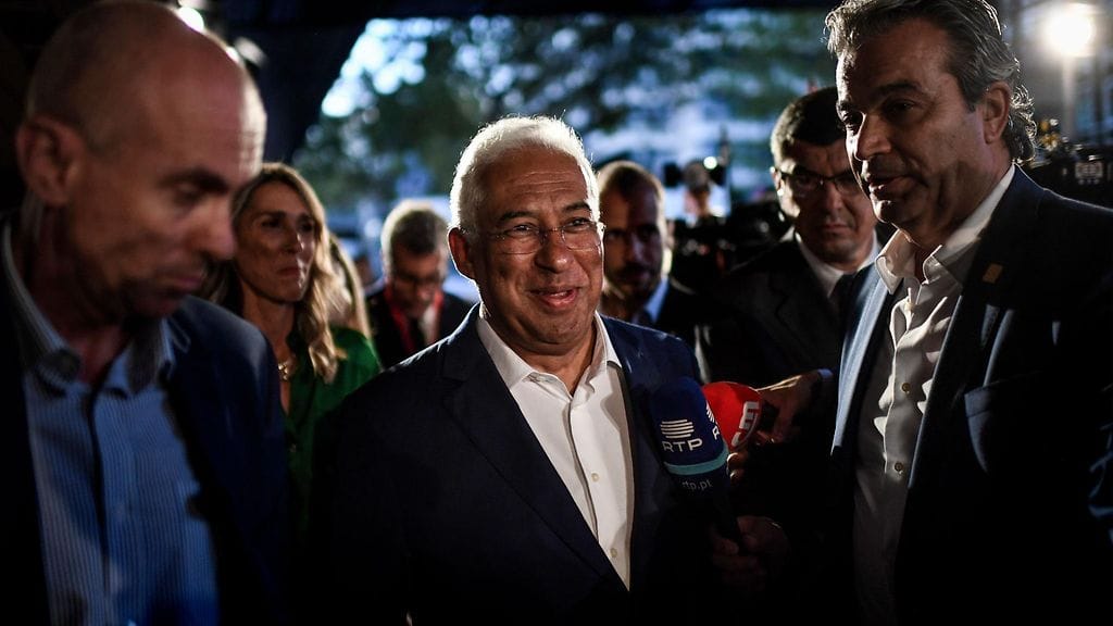 Pääministeri Antonio Costan (kuvassa keskellä) puolue näyttäisi ottavan jälleen vaalivoiton Portugalissa.