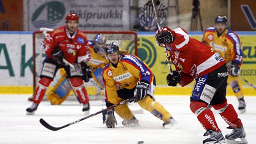 Sportin Erik Riska (37) laukoo jääkiekon Mestiksen 4. loppuottelussa Sport vs Jukurit 14. maaliskuuta 2011 Vaasassa.