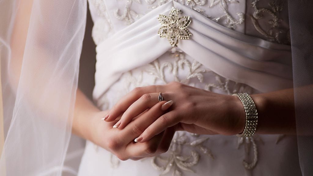 Charlotte Watson menetti isänsä ennen hääpäiväänsä. Nainen halusi kuitenkin miehen mukaan hääjuhlaan, ja keksikin serkkunsa avulla luovan tavan toteuttaa haaveensa.