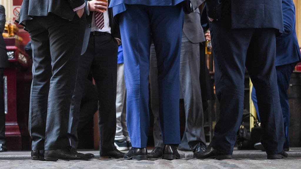 Työntekijöitä rohkaistaan käyttämään ensin sisäistä ilmoituskanavaa ennen kääntymistä viranomaisten puoleen. Kuvituskuva.