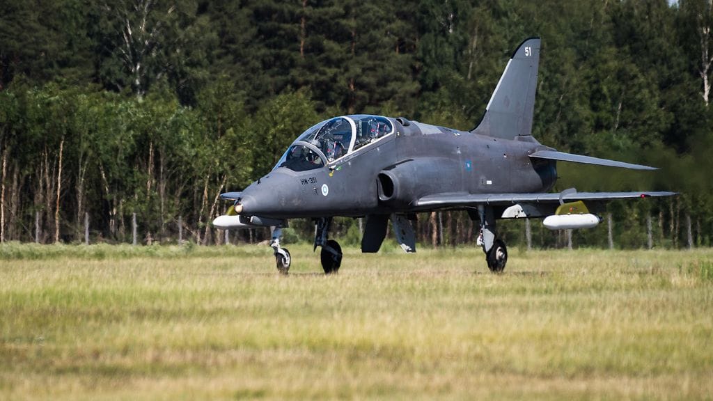 Ilmavoimien Hawk-hävittäjä kesällä Turussa.