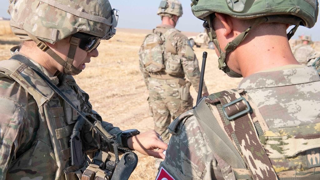 Yhdysvaltojen ja Turkin sotilaita.