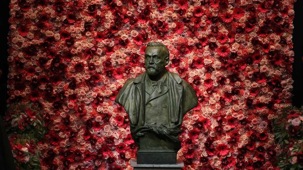 Alfred Nobelin patsas Tukholmassa.