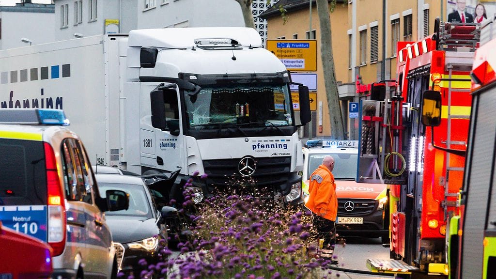 Saksalaiset mediat ovat tunnistaneet tekijän syyrialaiseksi turvapaikanhakijaksi.