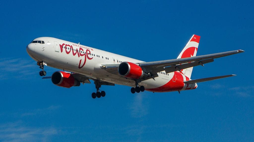 Air Canada Rouge -lentoyhtiön matkustajakone teki hätälaskun voimakkaan hajun vuoksi.