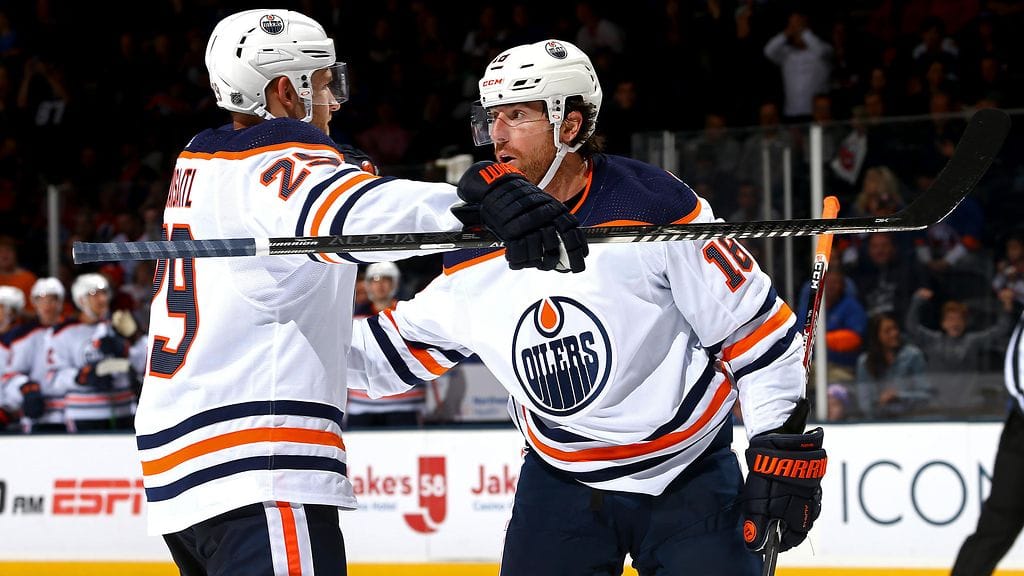 Edmonton Oilersin James Neal tykitti neljä maalia New York Islandersia vastaan.