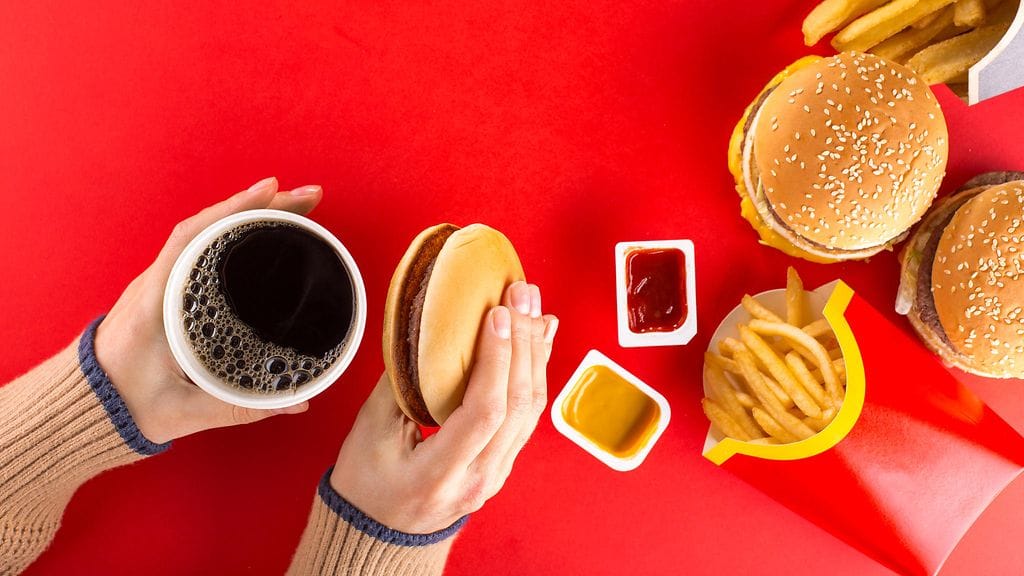 Miksi punainen väri liitetään varsin usein pikaruokaravintoloihin?