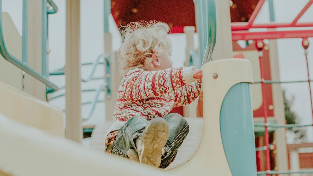 Äidin mukaan Haryzin suosikkeja ovat Legot ja muovailuvaha. Hän myös laulaa. Kuvituskuva.