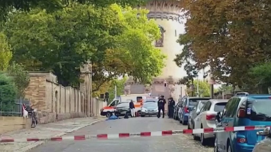 2019-10-09T114411Z_1_3187-GERMANY-SHOOTING_frame_430