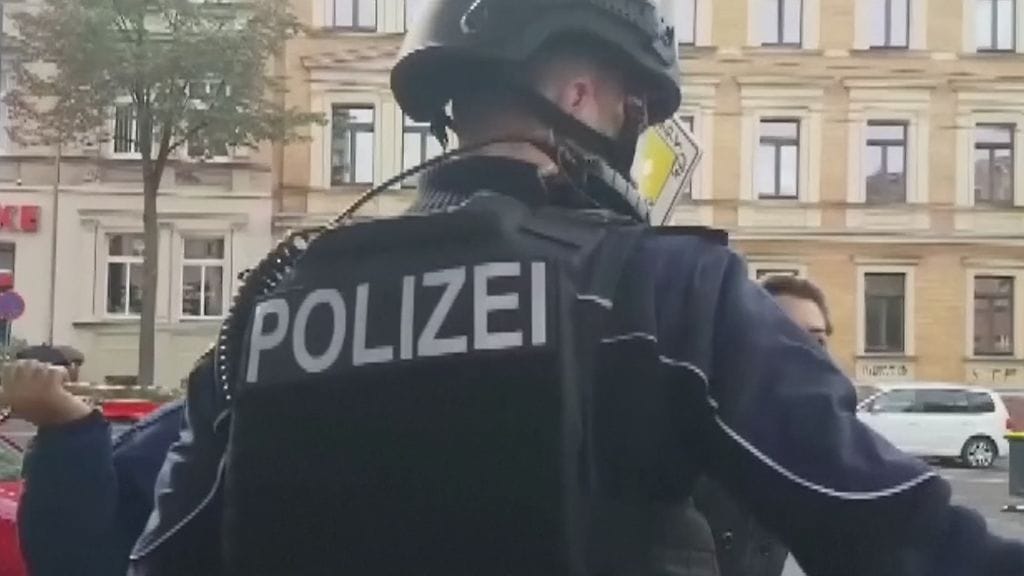 2019-10-09T114411Z_1_3187-GERMANY-SHOOTING_frame_1305