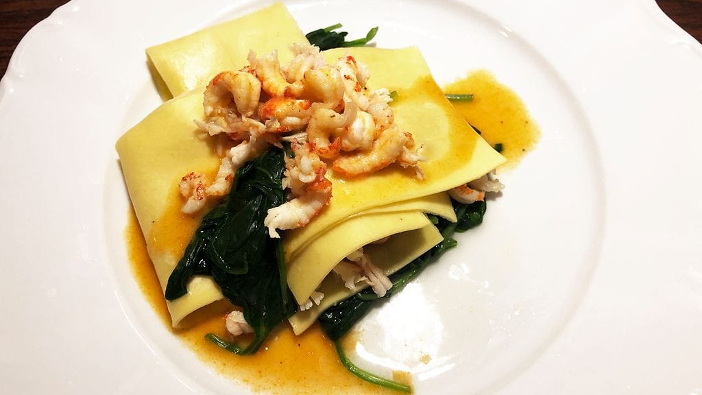 Avoin lasagne jokiravunpyrstöillä.