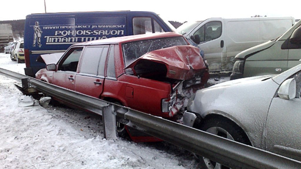 Kallansiltojen kolarissa pelti rytisi urakalla. Osallisena on myös kuorma- ja rekka-autoja, kertoo Savon Sanomat.
