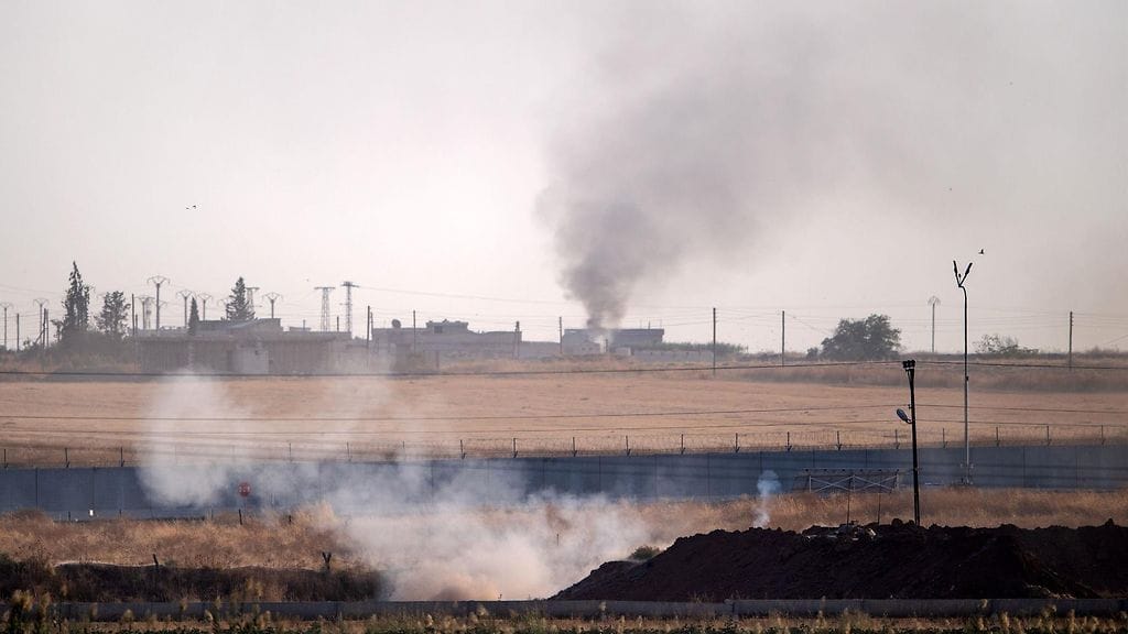 Turkin johtamat joukot pommittivat Tal Abyadin kaupunkia Pohjois-Syyriassa 9. lokakuuta 2019.