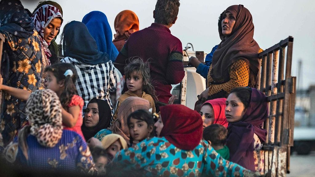 Siiviilit pakenivat Ras al-Ainista Pohjois-Syyriasta lokakuussa 2019.