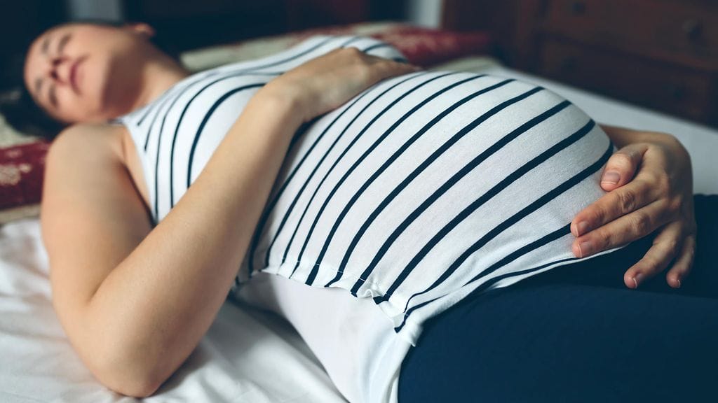 Selällään nukkuminen on yhdistetty aiemmin myös suurentuneeseen sikiökuoleman vaaraan. Kuvituskuva.