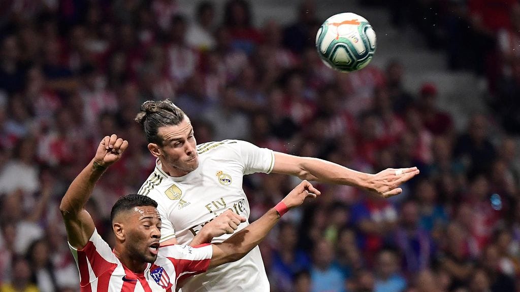 Gareth Bale kamppaili Madridin derbyssä pääpallosta Atletico-puolustaja Renan Lodin kanssa.