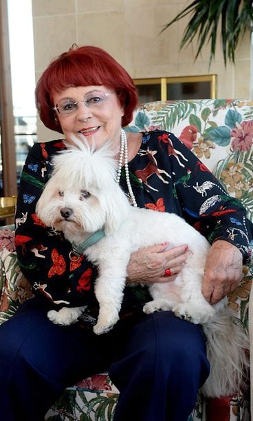 Sirpa Asko-Seljavaara Rapsu-koiransa kanssa