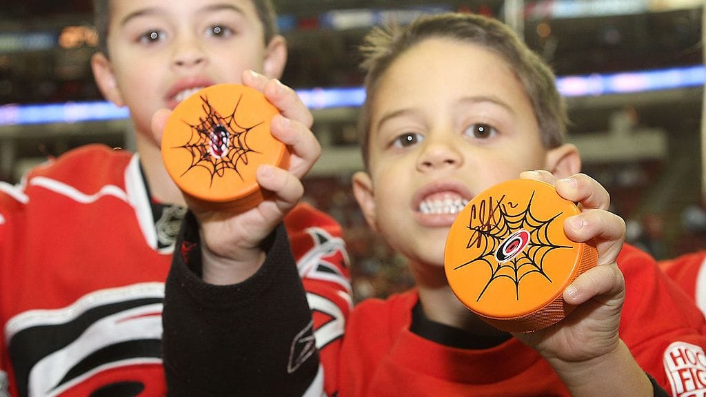 Carolina Hurricanesin nuoria kannattajia.