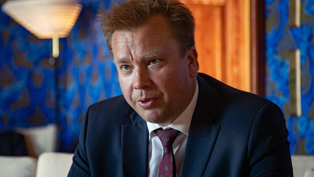 Puolustusministeri Antti Kaikkonen (kesk.) vahvisti seurustelusuhteensa Facebookissa.