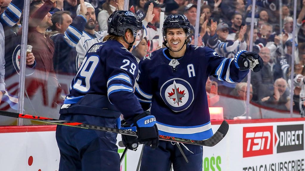 Mark Scheifele ja Patrik Laine juhlivat Winnipeg Jetsin osumaa.