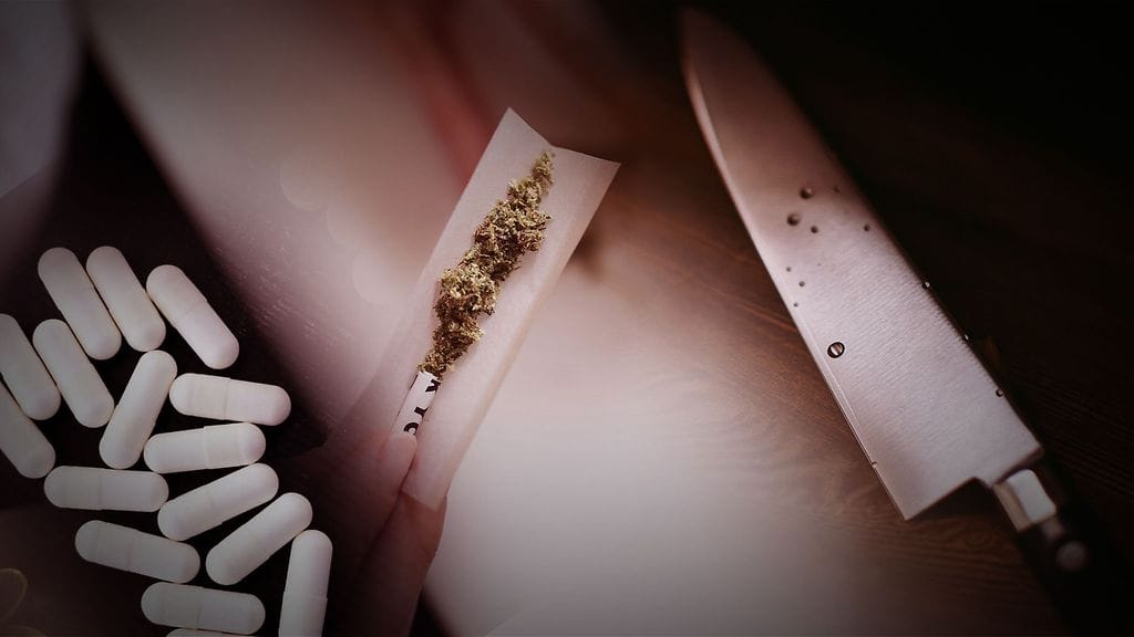 Kuollut mies oli nauttinut LSD:tä, ekstaasia ja kannabista. Hän kuoli lukuisiin veitseniskuihin.