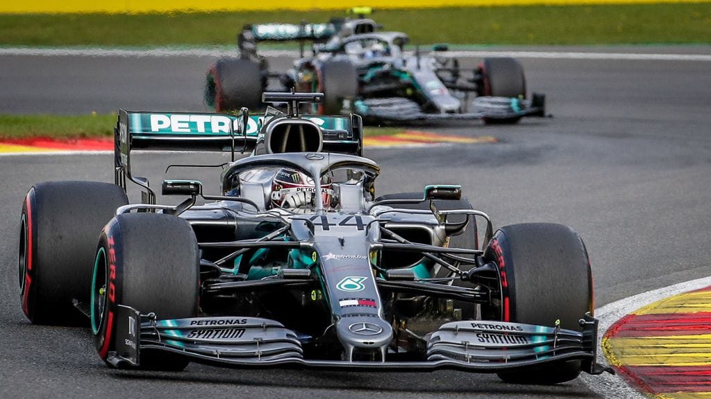 Lewis Hamilton (etualalla) väittää, että Valtteri Bottas (takana) sai valtavan edun Japanin GP:n vapaiden harjoitusten nopeaimmalla kierroksellaan imuavusta.