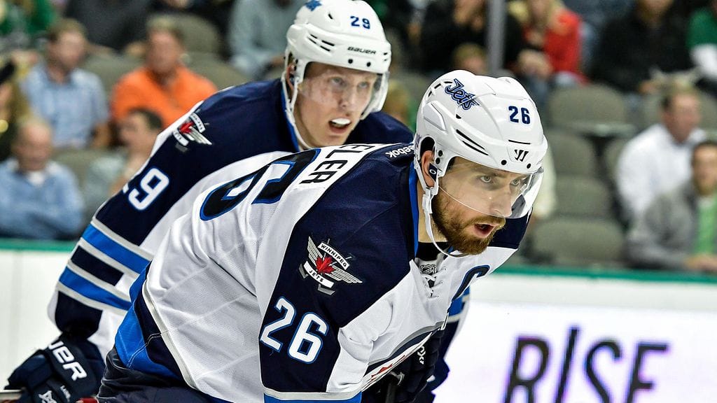 Patrik Laineen (taka-alalla) otteet saavat kovasti kehuja Winnipeg Jetsin kapteenilta Blake Wheeleriltä (etualalla).