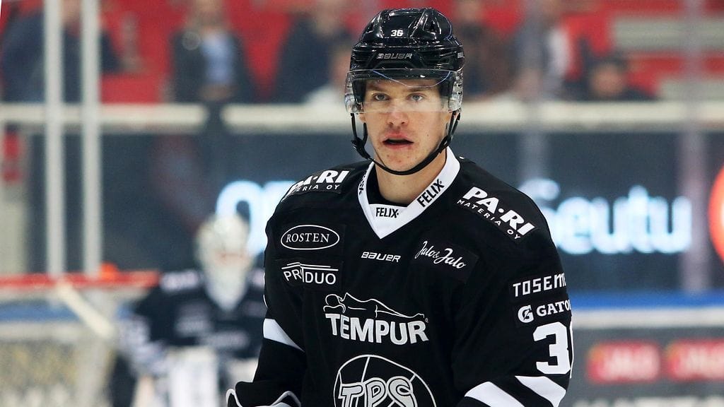 TPS:n Anton Holm sivalsi kiekon HPK:n maaliin.