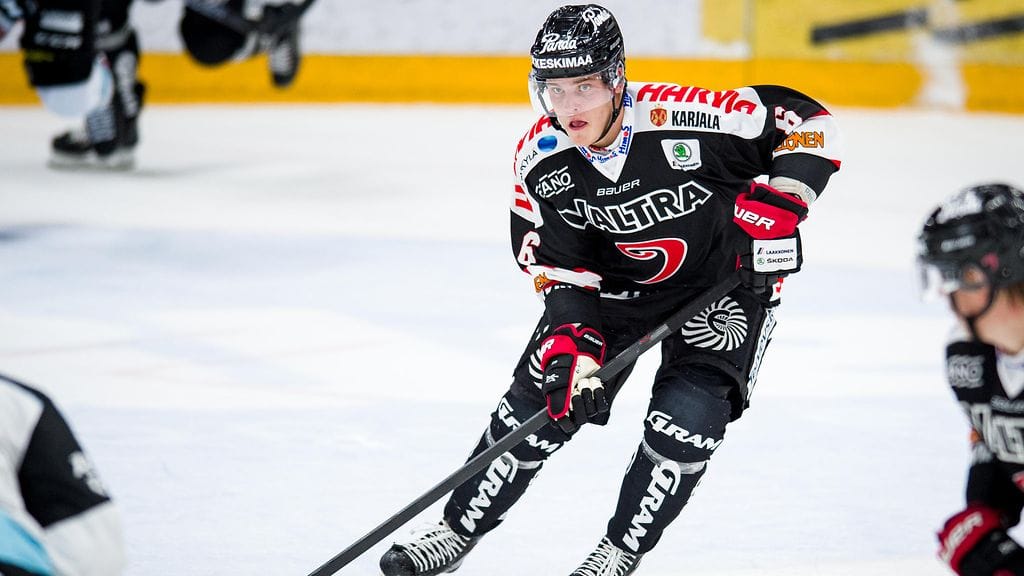 Julius Honka debytoi SM-liigassa JYPin paidassa.