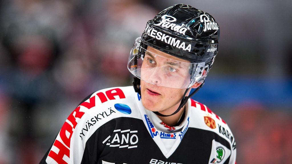 Julius Honka teki SM-liigadebyyttinsä JYPin paidassa Pelicansia vastaan.