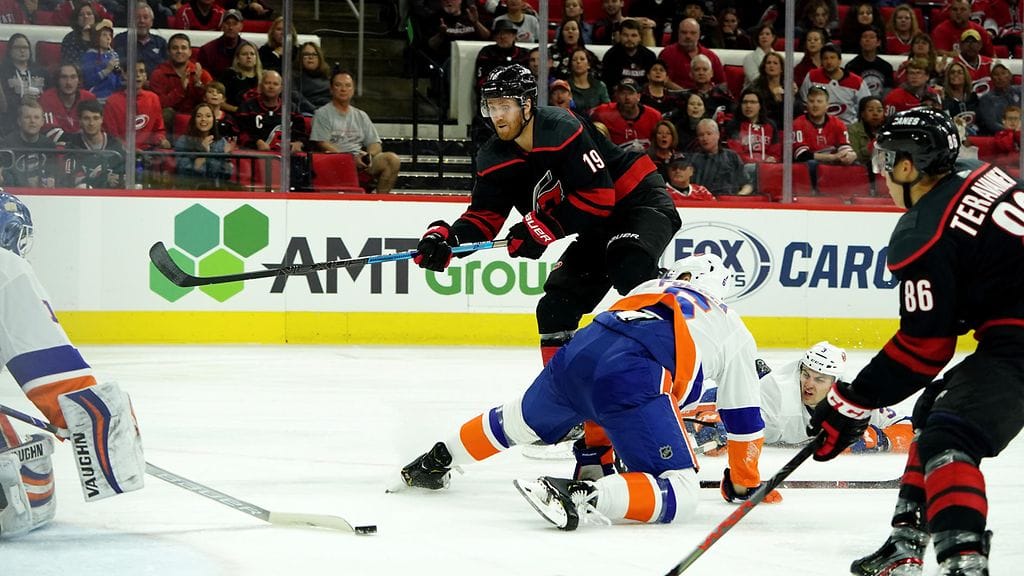 Teuvo Teräväinen saa viimeistellä maalin kulmalta osuman Carolinalle.