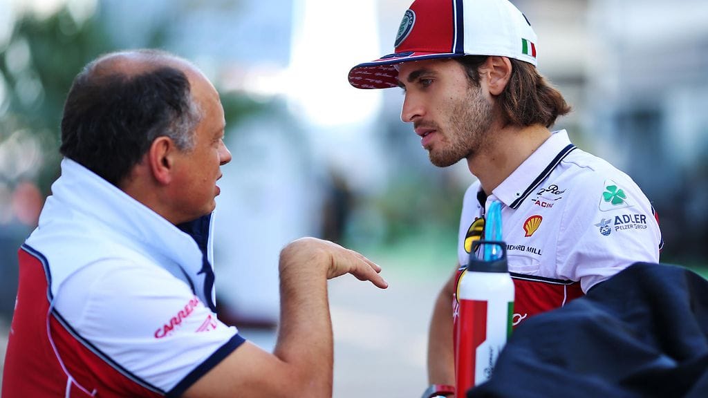 Frederic Vasseur ja Antonio Giovinazzi keskustelevat F1-varikolla.
