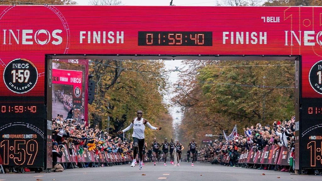Eliud Kipchoge tuli maaliin ajassa 1.59.40,2.