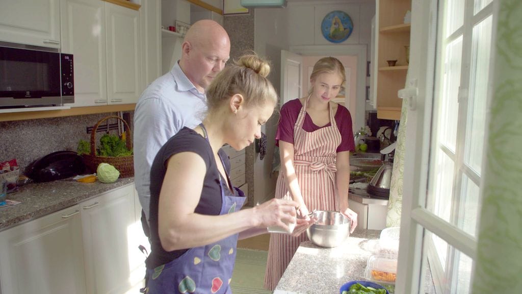 Laura P. ja Airi pääsivät ruuanlaiton pariin Juhon ja Laura R.:n treffien ajaksi.