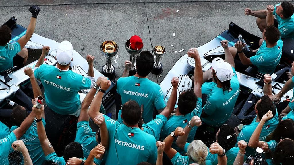 Niki Laudan punainen lippalakki oli asetettu Valtteri Bottaksen voittopokaalin päälle Japanin GP:n jälkeen.