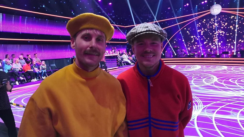 Tanssii Tähtien Kanssa -ohjelman yleisöön saapuneet Jare ja VilleGalle kertovat kannustavansa kaikkia, vaikka suosikki löytyykin.