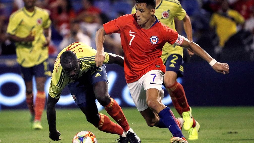 Chilen Alexis Sanchez loukkaantui Kolumbiaa vastaan.