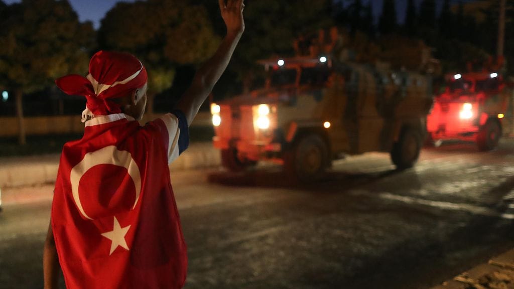 Turkin panssaroituja ajoneuvoja Turkin ja Syyrian rajalla.