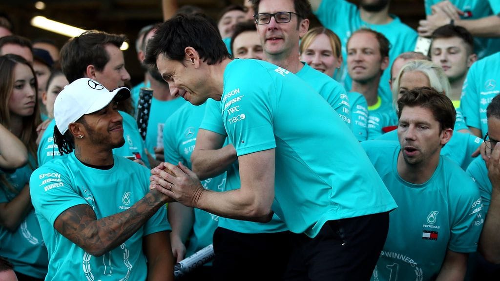 Lewis Hamilton kätteli Toto Wolffia kuudennen tuplamestaruuden varmistumisen jälkeen Japanin Suzukassa.