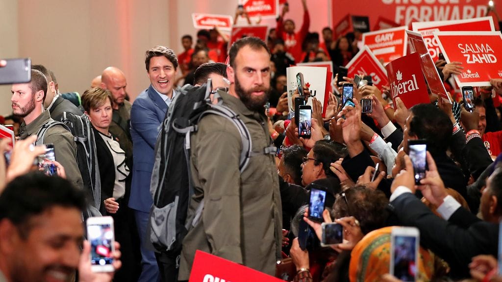 Justin Trudeau saapui vaalitilaisuuteen henkivartijoiden ympäröimänä.