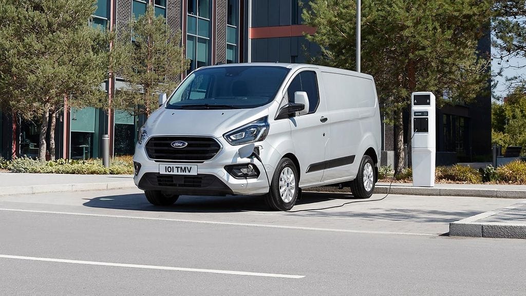 Ford Transit Custom saapuu Suomeen ladattavana hybridinä ensi keväänä.