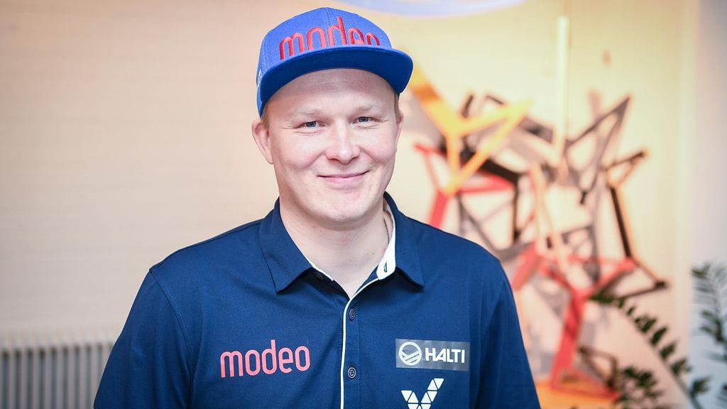 Lauri Hakola odottaa suomalaisilta mäkihyppääjiltä kehitystä viime talvea laajemmalla rintamalla.