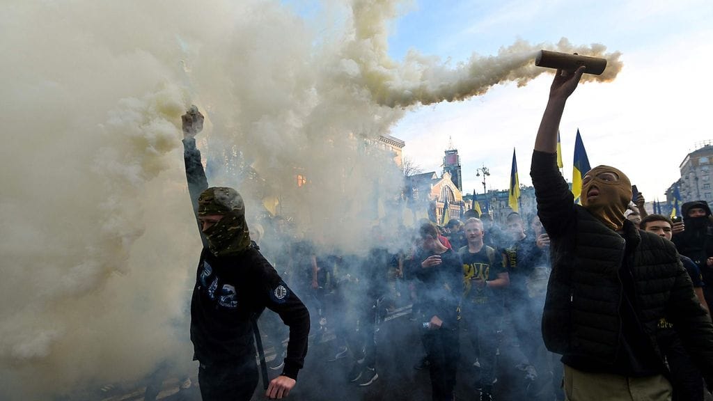 Monet noin 6 000 mielenosoittajasta olivat nationalisteja ja Itä-Ukrainan sodan veteraaneja, jotka vastustivat kaikkia myönnytyksiä Venäjälle ja separatisteille sekä huusivat presidentti Volodymyr Zelenskyin vastaisia iskulauseita.