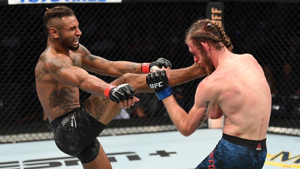 Mike Davis (vas.) tyrmäsi Thomas Giffordin.